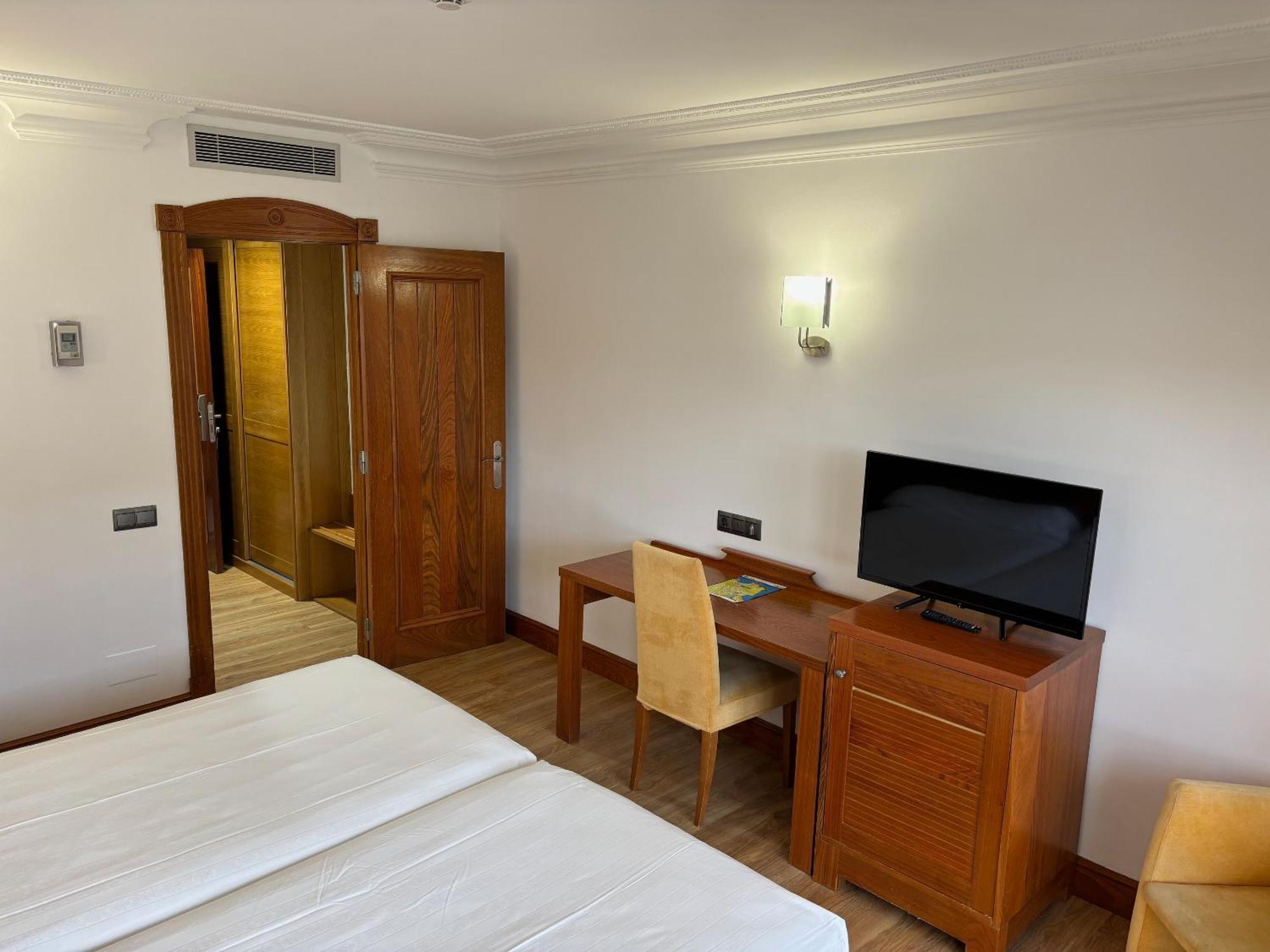 Gran Hotel Liber&Spa Playa Golf Noja Bagian luar foto